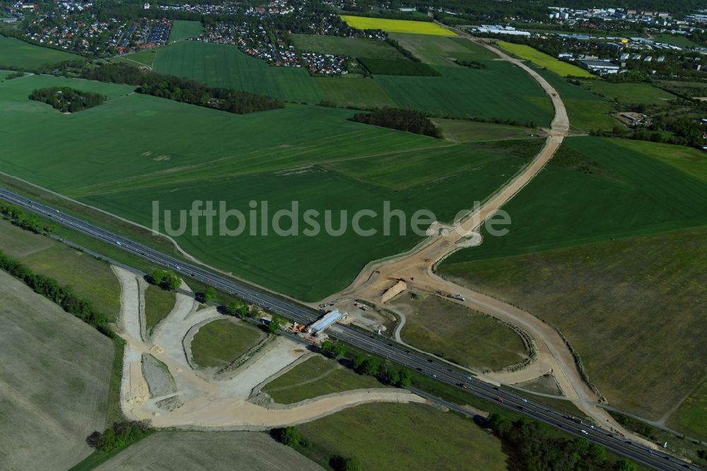 Stahnsdorf aus der Vogelperspektive: Ausbau der Ortsumgehung im Straßenverlauf der Landesstraße L77n im Ortsteil Güterfelde in Stahnsdorf im Bundesland Brandenburg, Deutschland