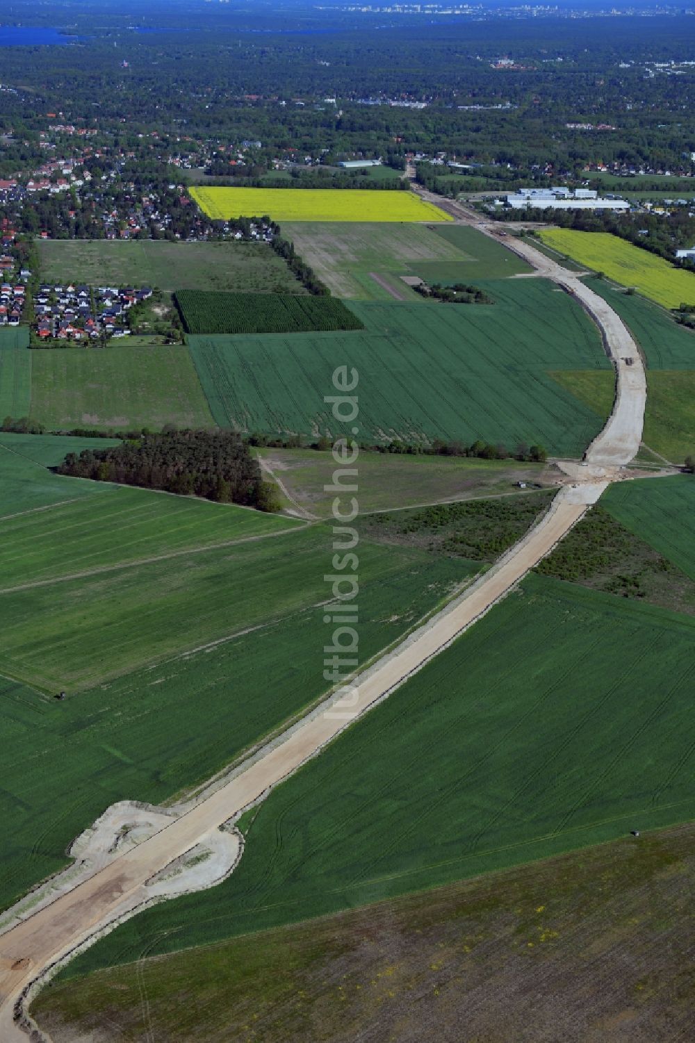 Luftbild Stahnsdorf - Ausbau der Ortsumgehung im Straßenverlauf der Landesstraße L77n im Ortsteil Güterfelde in Stahnsdorf im Bundesland Brandenburg, Deutschland