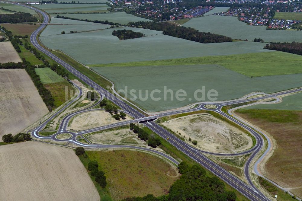 Stahnsdorf von oben - Ausbau der Ortsumgehung im Straßenverlauf der Landesstraße L77n im Ortsteil Güterfelde in Stahnsdorf im Bundesland Brandenburg, Deutschland