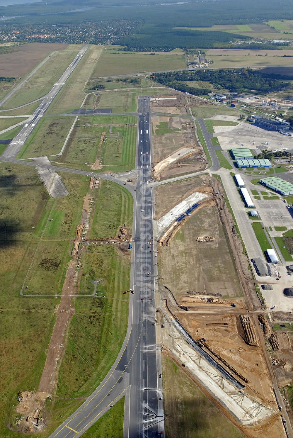 Luftaufnahme Schönefeld - Ausbau der Start- und Landebahn auf dem Flughafen Berlin Schönefeld