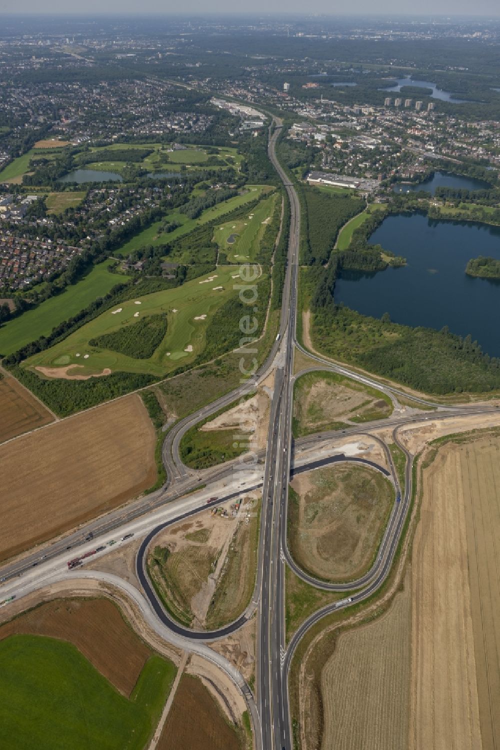 Duisburg von oben - Ausbau und Umbau der Autobahnabfahrt der Bundes- Autobahn BAB A59 an der Bundesstraße B288 Krefelder Straße in Duisburg im Bundesland Nordrhein-Westfalen