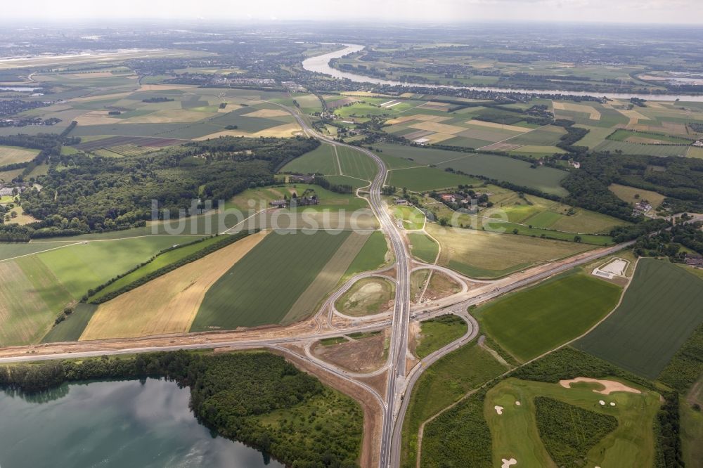 Duisburg aus der Vogelperspektive: Ausbau und Umbau der Autobahnabfahrt der Bundes- Autobahn BAB A59 an der Bundesstraße B288 Krefelder Straße in Duisburg im Bundesland Nordrhein-Westfalen