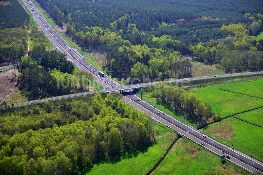 Spreeenhagen von oben - Ausbau und Verbreiterung der Streckenführung der Autobahn / Bundesautobahn BAB A12 / E30 am Abzweig zur Landesstraße L23 bei Spreenhagen im Bundesland Brandenburg