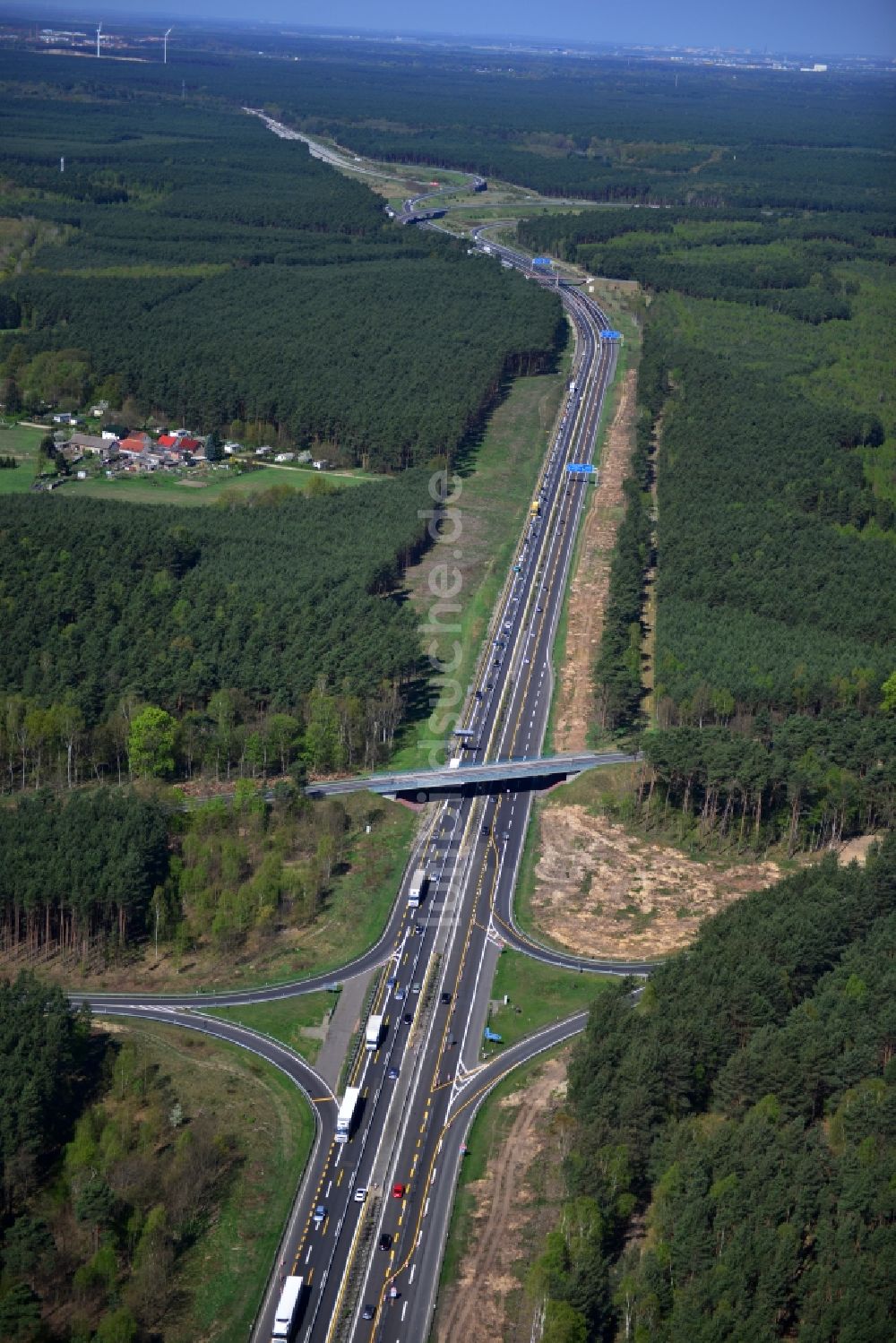 Dannenreich aus der Vogelperspektive: Ausbau und Verbreiterung der Streckenführung der Autobahn / Bundesautobahn BAB A12 / E30 bei Dannenreich im Bundesland Brandenburg