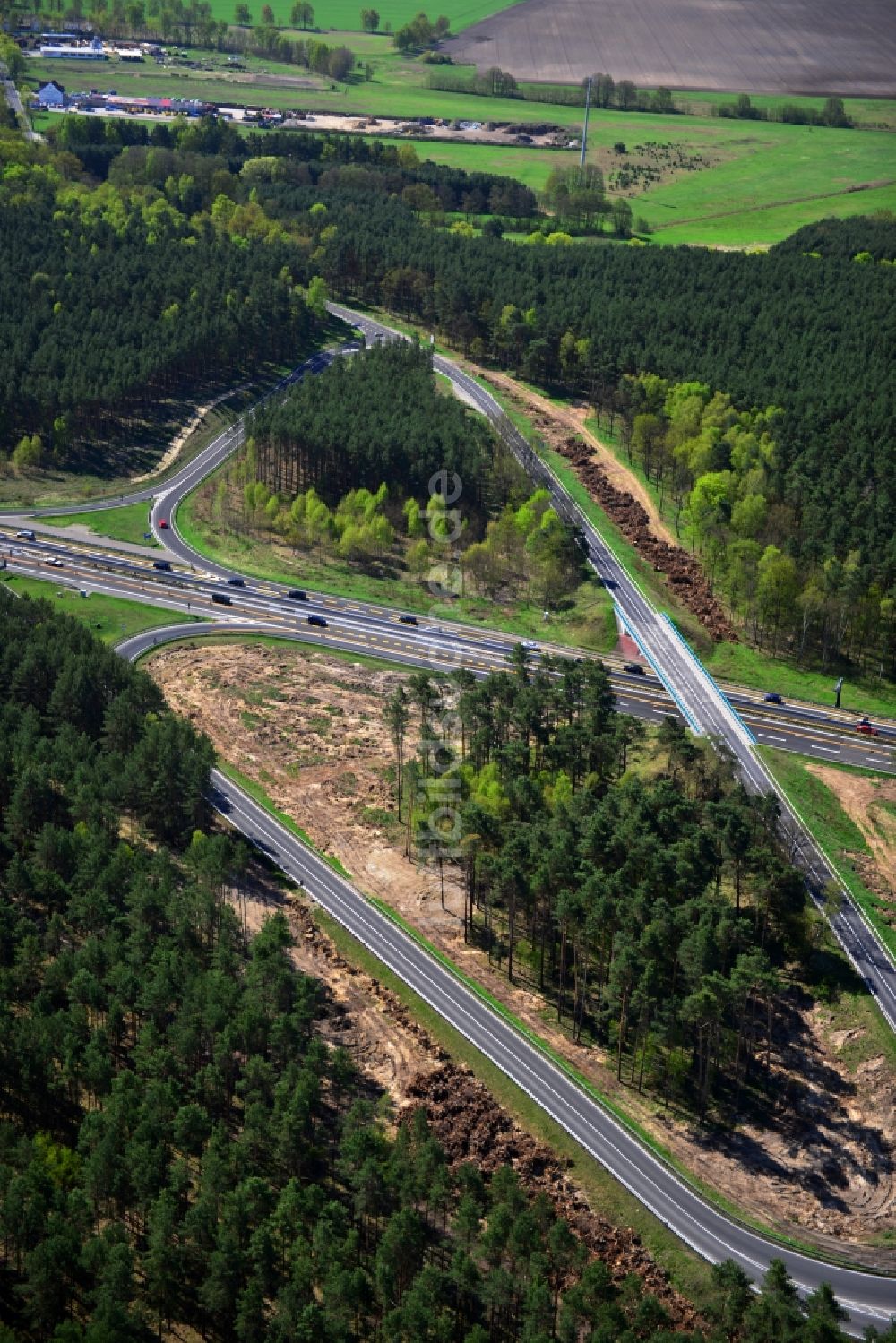 Dannenreich von oben - Ausbau und Verbreiterung der Streckenführung der Autobahn / Bundesautobahn BAB A12 / E30 bei Dannenreich im Bundesland Brandenburg