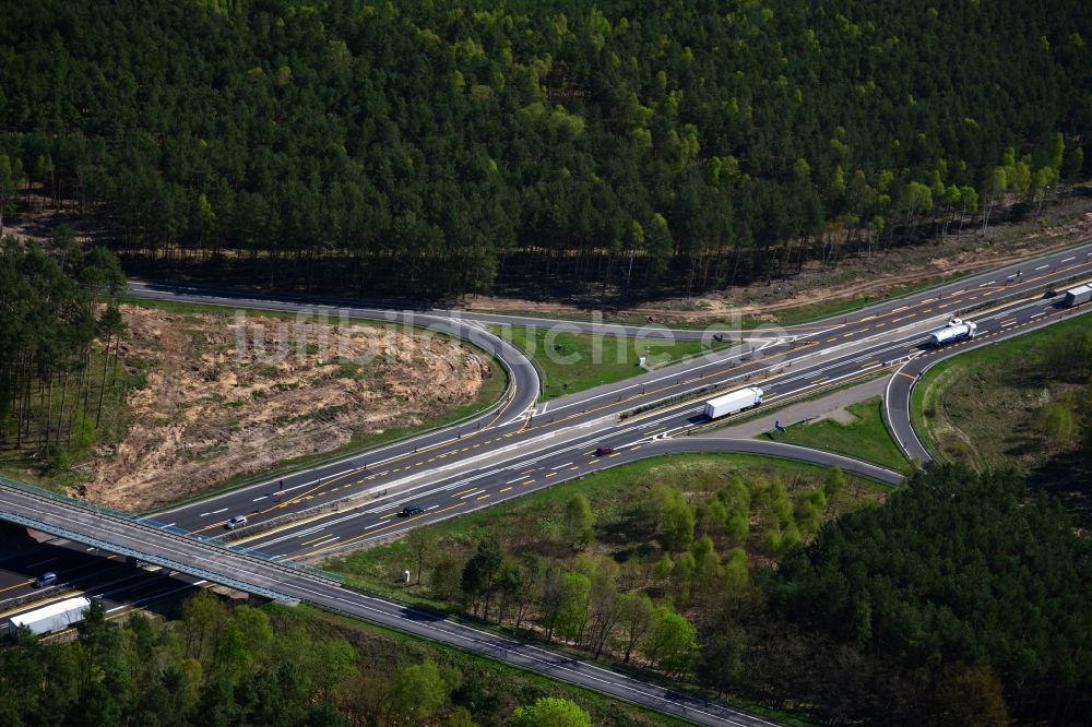 Dannenreich von oben - Ausbau und Verbreiterung der Streckenführung der Autobahn / Bundesautobahn BAB A12 / E30 bei Dannenreich im Bundesland Brandenburg