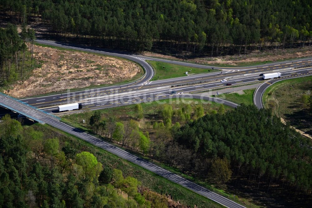 Dannenreich aus der Vogelperspektive: Ausbau und Verbreiterung der Streckenführung der Autobahn / Bundesautobahn BAB A12 / E30 bei Dannenreich im Bundesland Brandenburg