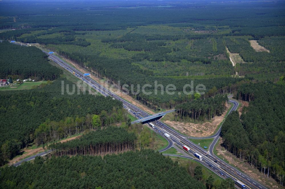 Dannenreich aus der Vogelperspektive: Ausbau und Verbreiterung der Streckenführung der Autobahn / Bundesautobahn BAB A12 / E30 bei Dannenreich im Bundesland Brandenburg