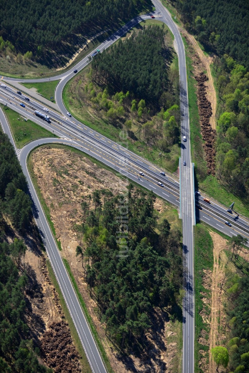 Dannenreich von oben - Ausbau und Verbreiterung der Streckenführung der Autobahn / Bundesautobahn BAB A12 / E30 bei Dannenreich im Bundesland Brandenburg