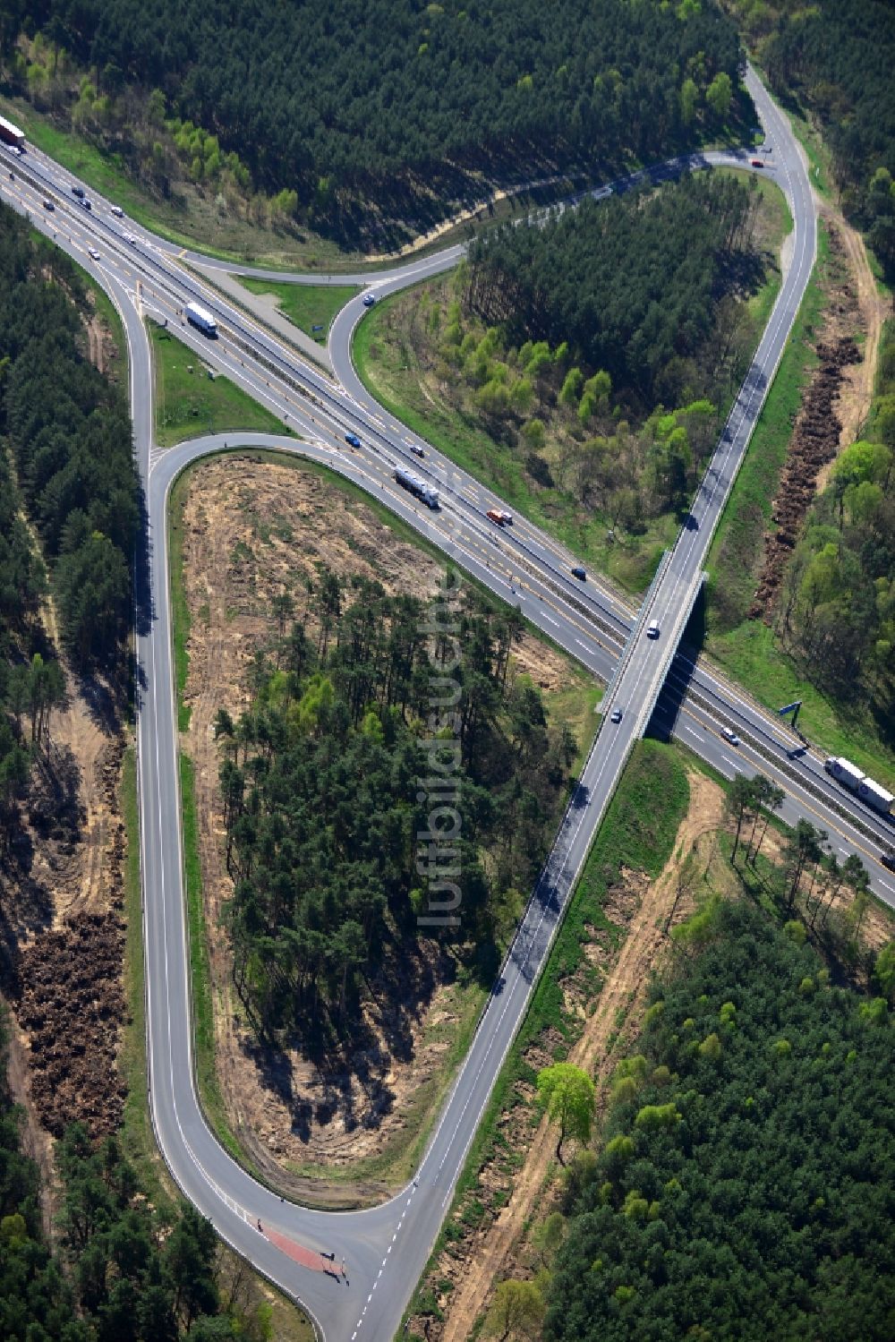 Dannenreich aus der Vogelperspektive: Ausbau und Verbreiterung der Streckenführung der Autobahn / Bundesautobahn BAB A12 / E30 bei Dannenreich im Bundesland Brandenburg