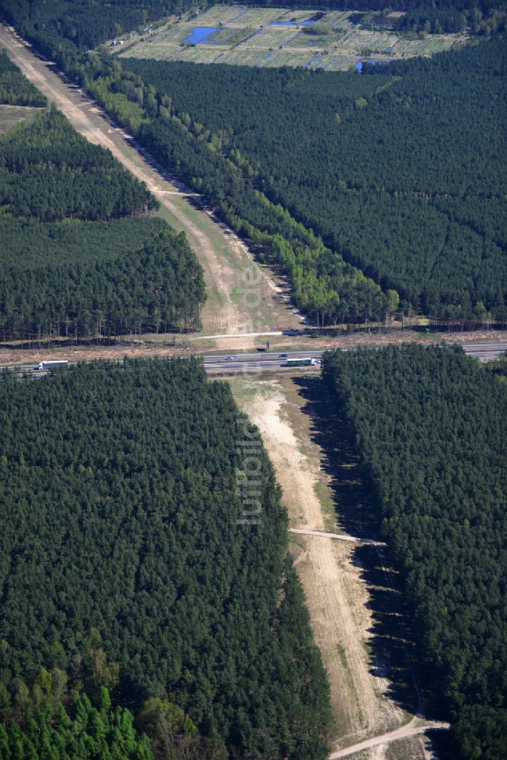 Dannenreich von oben - Ausbau und Verbreiterung der Streckenführung der Autobahn / Bundesautobahn BAB A12 / E30 bei Dannenreich im Bundesland Brandenburg