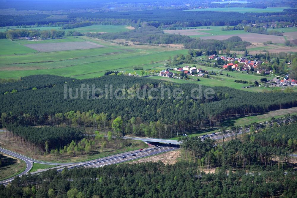 Dannenreich von oben - Ausbau und Verbreiterung der Streckenführung der Autobahn / Bundesautobahn BAB A12 / E30 bei Dannenreich im Bundesland Brandenburg