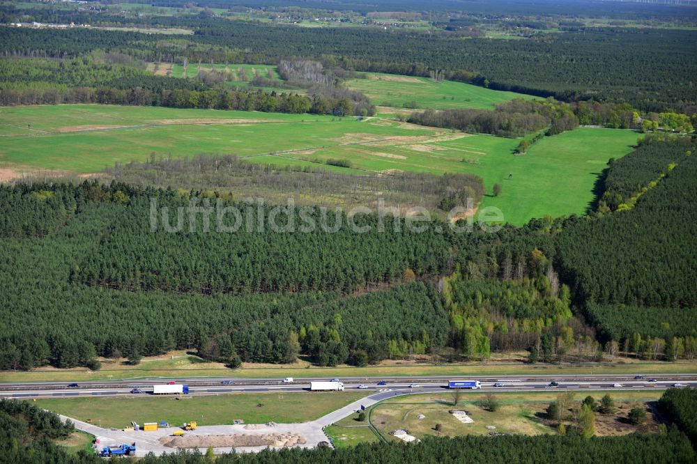 Dannenreich von oben - Ausbau und Verbreiterung der Streckenführung der Autobahn / Bundesautobahn BAB A12 / E30 bei Dannenreich im Bundesland Brandenburg