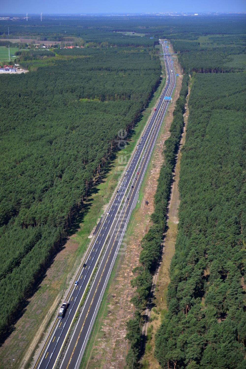 Dannenreich von oben - Ausbau und Verbreiterung der Streckenführung der Autobahn / Bundesautobahn BAB A12 / E30 bei Dannenreich im Bundesland Brandenburg