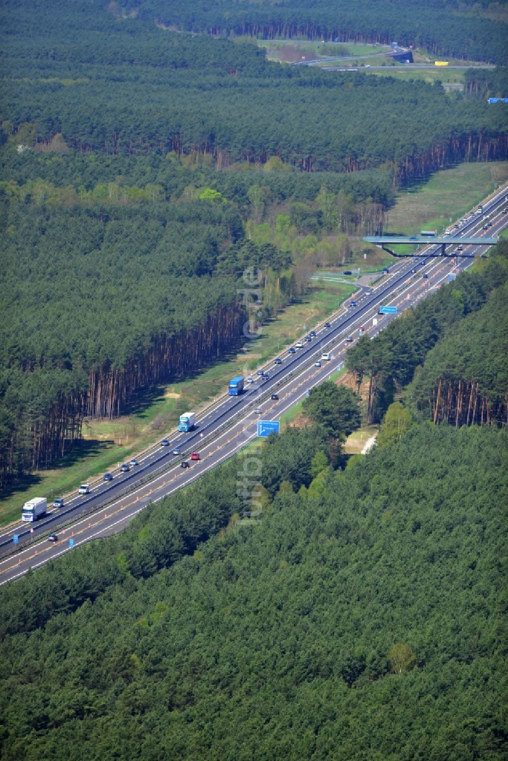 Dannenreich von oben - Ausbau und Verbreiterung der Streckenführung der Autobahn / Bundesautobahn BAB A12 / E30 bei Dannenreich im Bundesland Brandenburg