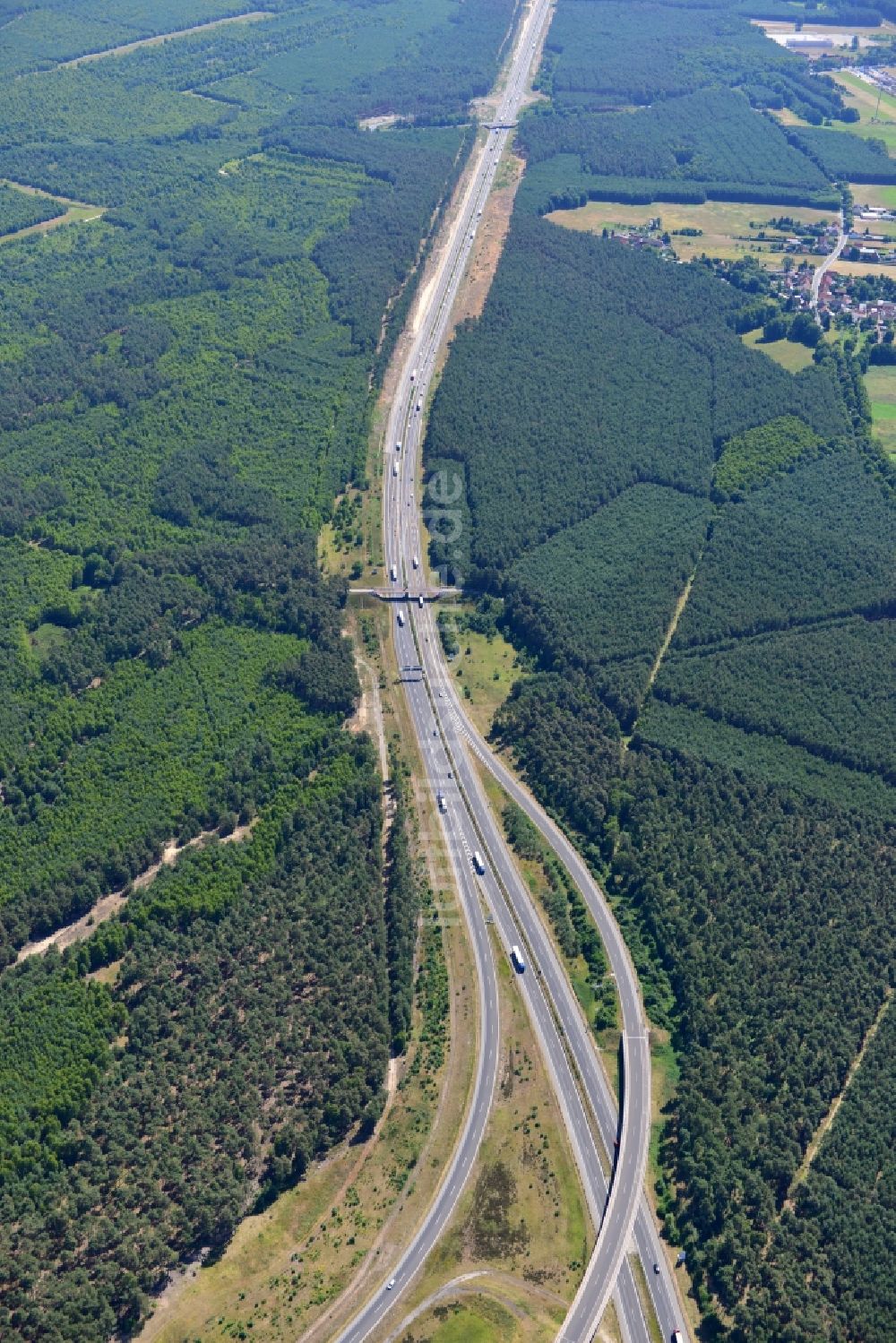 Dannenreich von oben - Ausbau und Verbreiterung der Streckenführung der Autobahn / Bundesautobahn BAB A12 / E30 bei Dannenreich im Bundesland Brandenburg