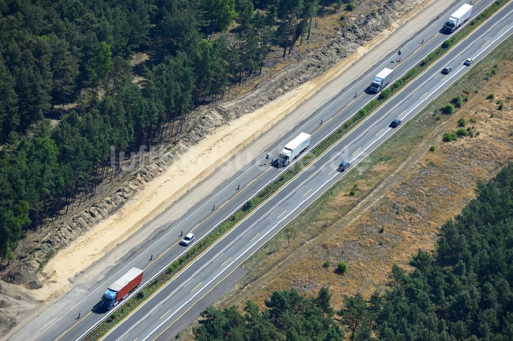 Dannenreich aus der Vogelperspektive: Ausbau und Verbreiterung der Streckenführung der Autobahn / Bundesautobahn BAB A12 / E30 bei Dannenreich im Bundesland Brandenburg