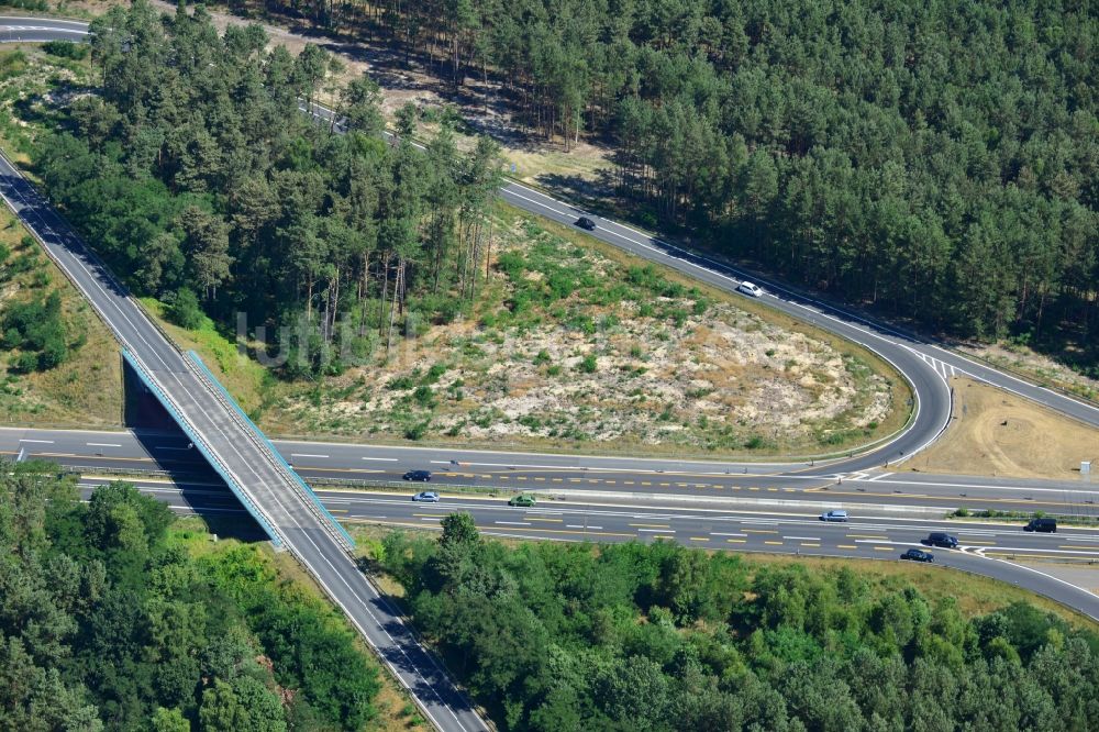 Dannenreich von oben - Ausbau und Verbreiterung der Streckenführung der Autobahn / Bundesautobahn BAB A12 / E30 bei Dannenreich im Bundesland Brandenburg