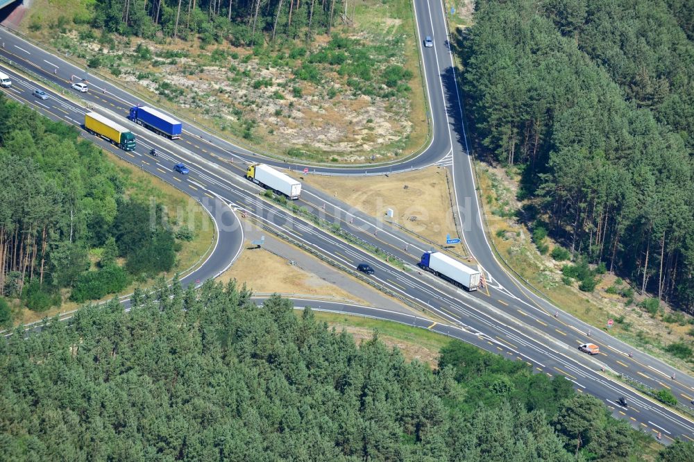 Dannenreich von oben - Ausbau und Verbreiterung der Streckenführung der Autobahn / Bundesautobahn BAB A12 / E30 bei Dannenreich im Bundesland Brandenburg