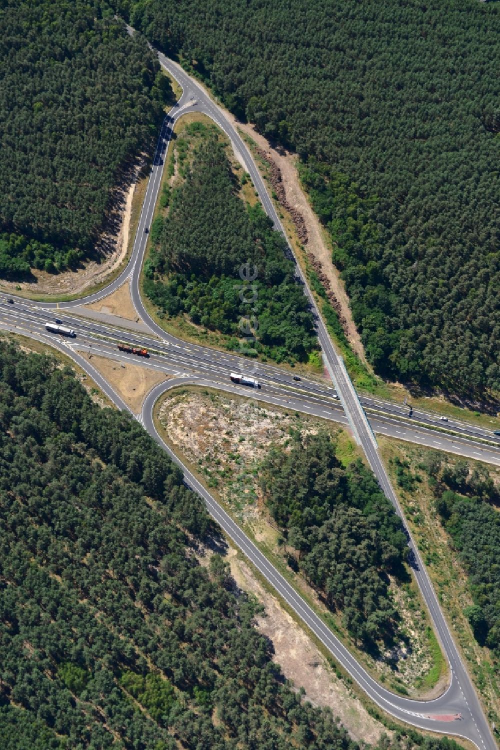 Dannenreich aus der Vogelperspektive: Ausbau und Verbreiterung der Streckenführung der Autobahn / Bundesautobahn BAB A12 / E30 bei Dannenreich im Bundesland Brandenburg