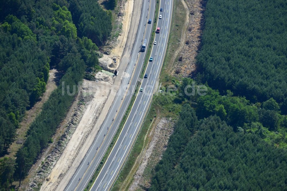 Dannenreich von oben - Ausbau und Verbreiterung der Streckenführung der Autobahn / Bundesautobahn BAB A12 / E30 bei Dannenreich im Bundesland Brandenburg