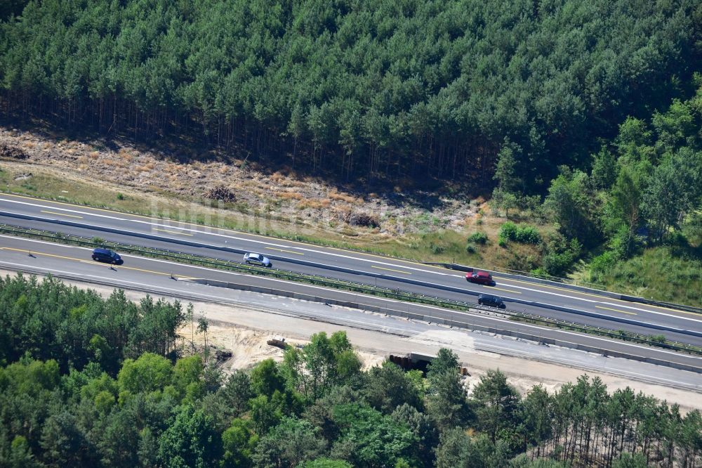 Dannenreich aus der Vogelperspektive: Ausbau und Verbreiterung der Streckenführung der Autobahn / Bundesautobahn BAB A12 / E30 bei Dannenreich im Bundesland Brandenburg