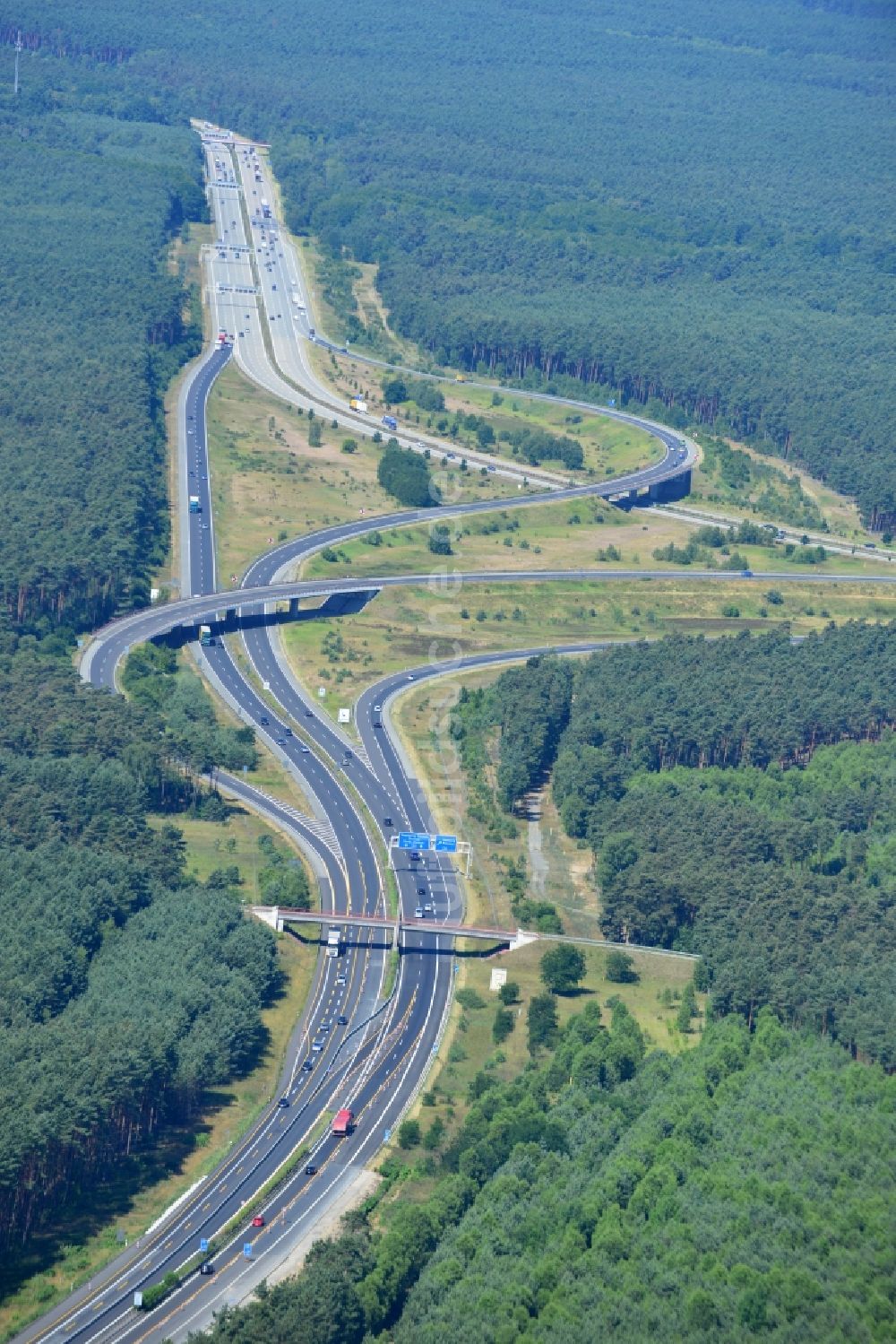 Dannenreich von oben - Ausbau und Verbreiterung der Streckenführung der Autobahn / Bundesautobahn BAB A12 / E30 bei Dannenreich im Bundesland Brandenburg