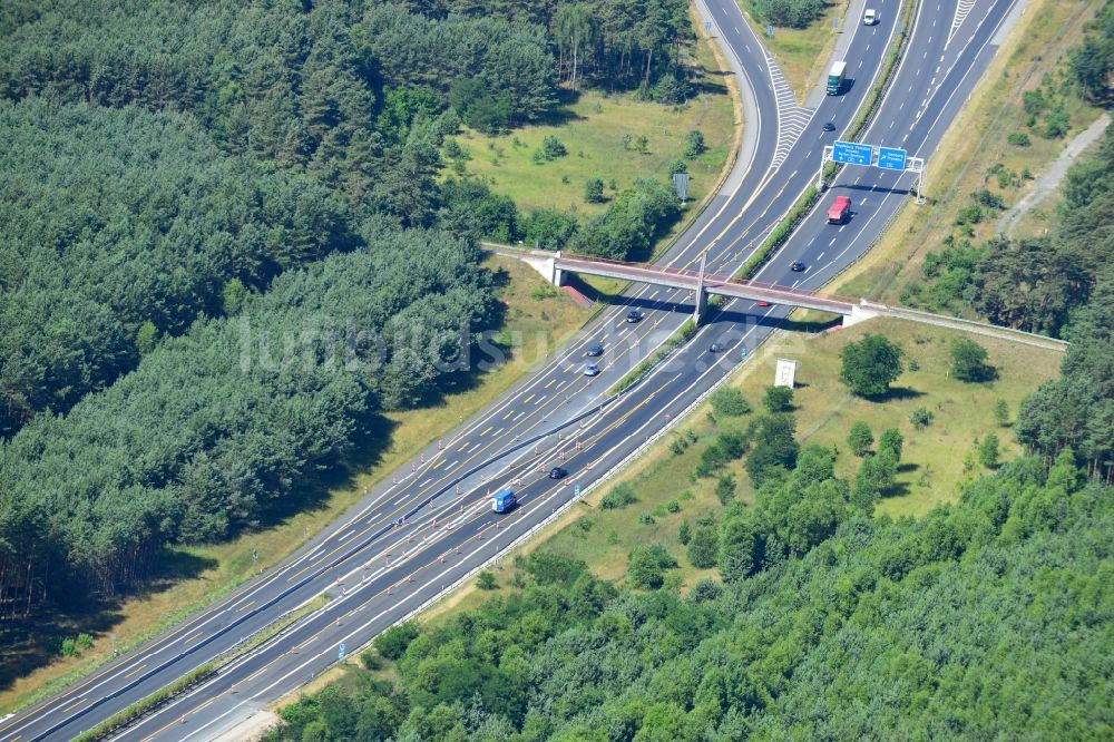 Dannenreich von oben - Ausbau und Verbreiterung der Streckenführung der Autobahn / Bundesautobahn BAB A12 / E30 bei Dannenreich im Bundesland Brandenburg