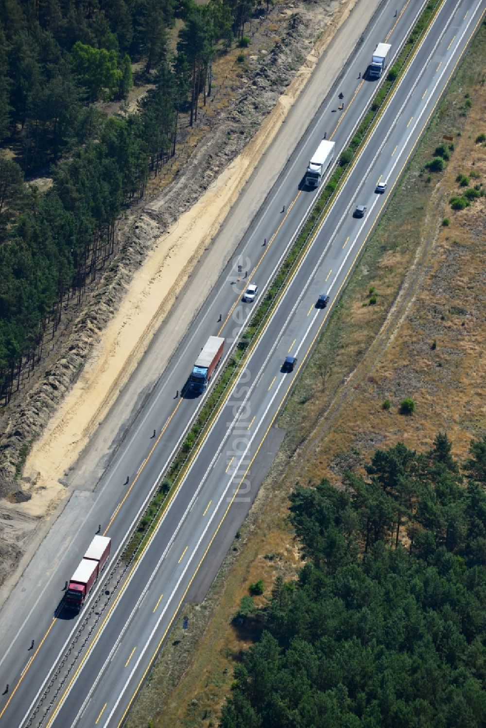 Dannenreich von oben - Ausbau und Verbreiterung der Streckenführung der Autobahn / Bundesautobahn BAB A12 / E30 bei Dannenreich im Bundesland Brandenburg