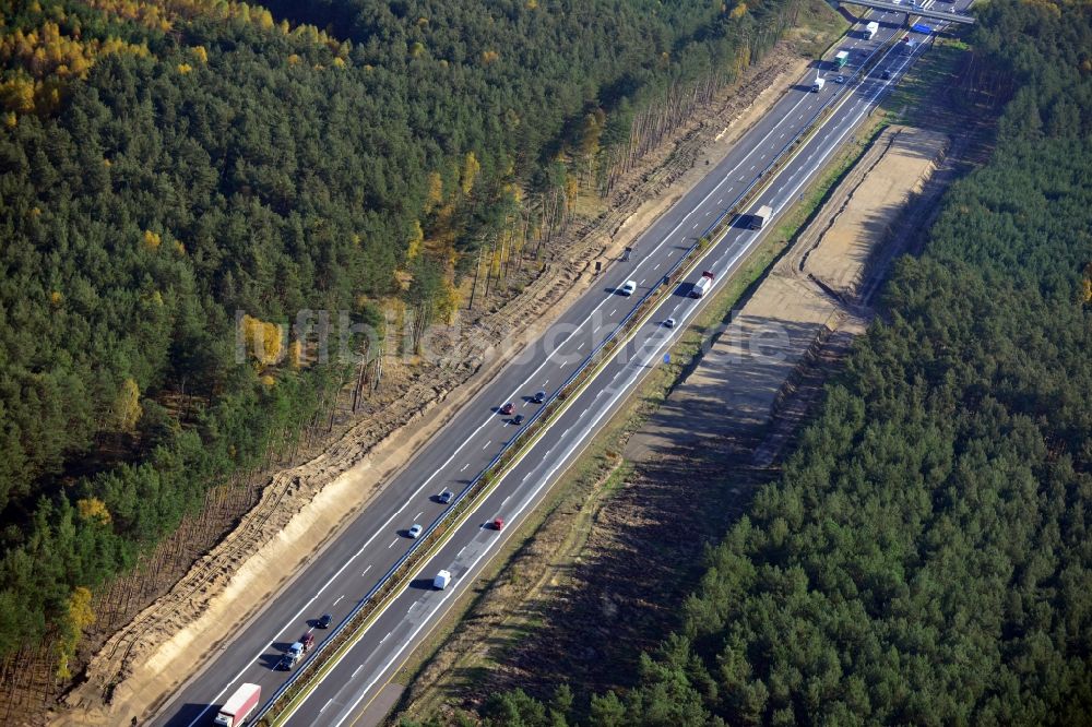 Dannenreich von oben - Ausbau und Verbreiterung der Streckenführung der Autobahn / Bundesautobahn BAB A12 / E30 bei Dannenreich im Bundesland Brandenburg