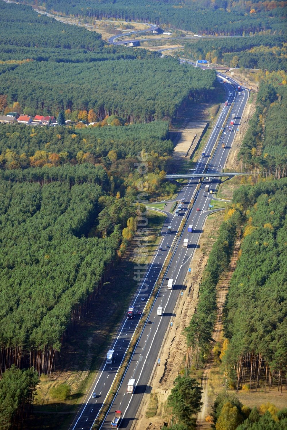 Dannenreich von oben - Ausbau und Verbreiterung der Streckenführung der Autobahn / Bundesautobahn BAB A12 / E30 bei Dannenreich im Bundesland Brandenburg