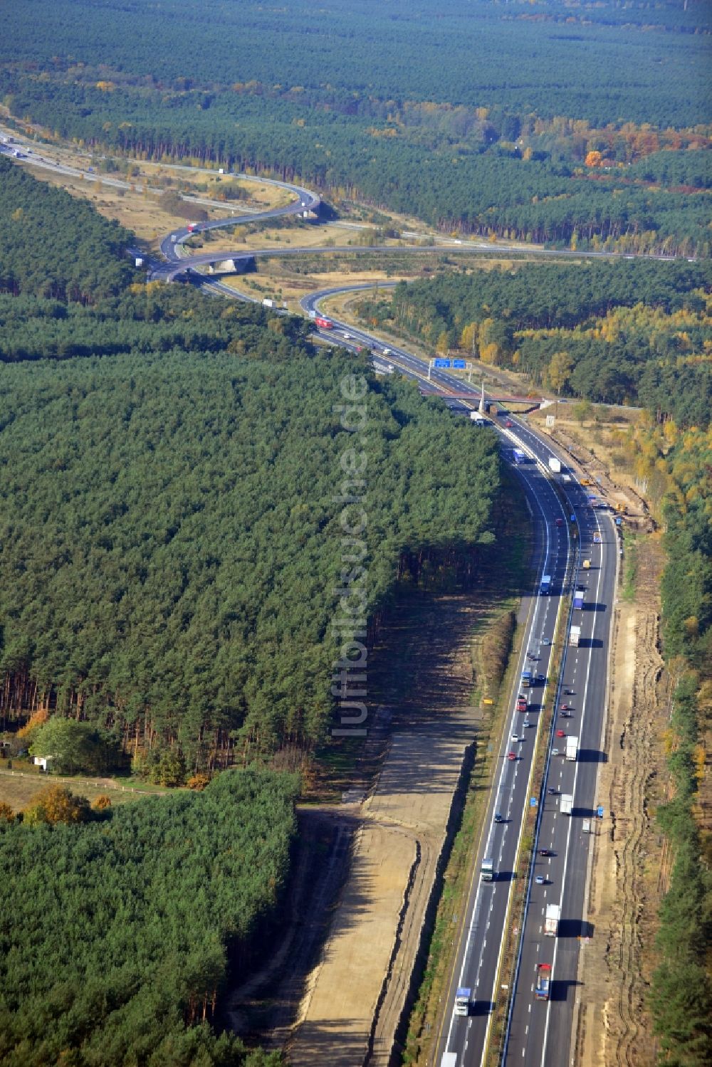 Dannenreich von oben - Ausbau und Verbreiterung der Streckenführung der Autobahn / Bundesautobahn BAB A12 / E30 bei Dannenreich im Bundesland Brandenburg