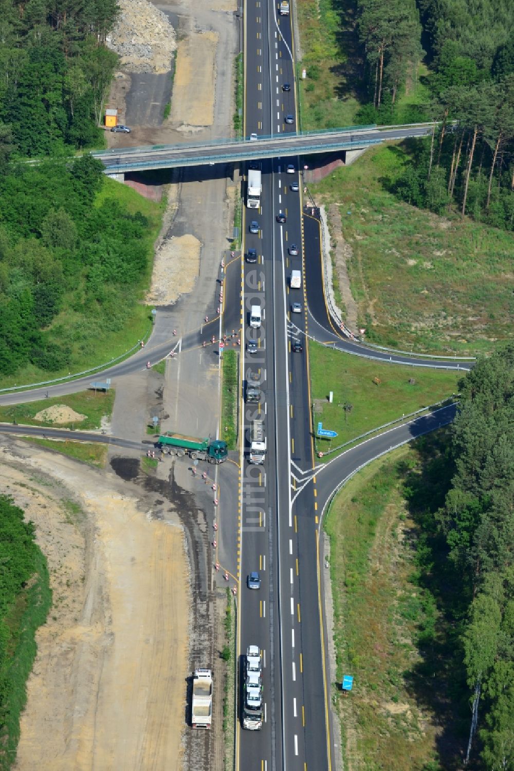 Dannenreich von oben - Ausbau und Verbreiterung der Streckenführung der Autobahn / Bundesautobahn BAB A12 / E30 bei Dannenreich im Bundesland Brandenburg