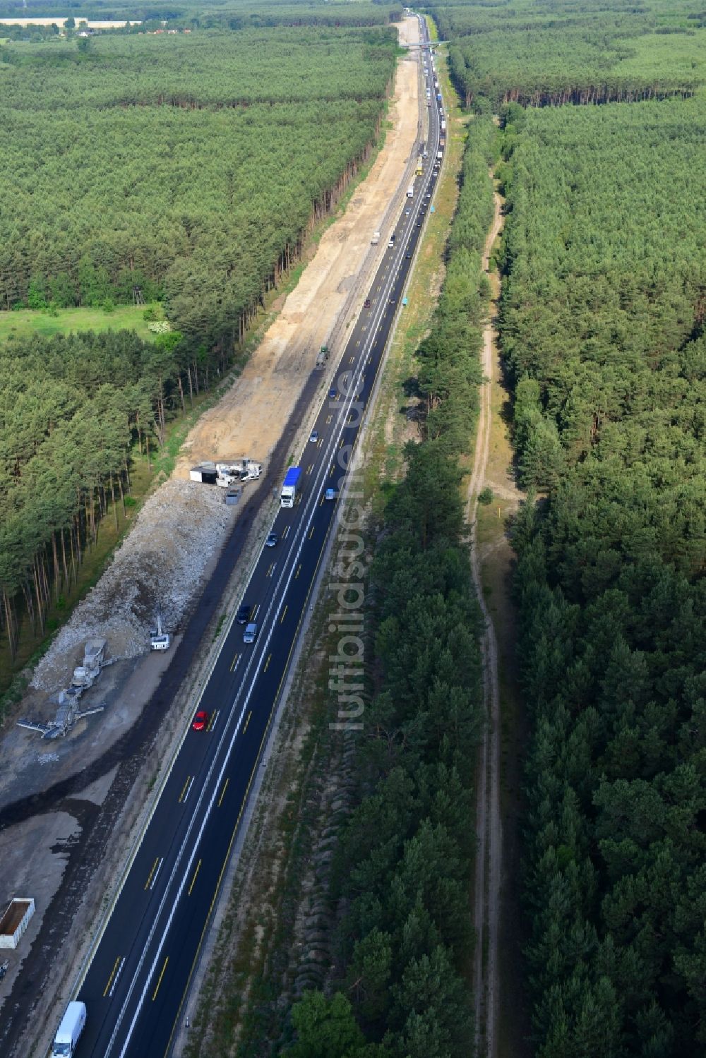 Dannenreich von oben - Ausbau und Verbreiterung der Streckenführung der Autobahn / Bundesautobahn BAB A12 / E30 bei Dannenreich im Bundesland Brandenburg