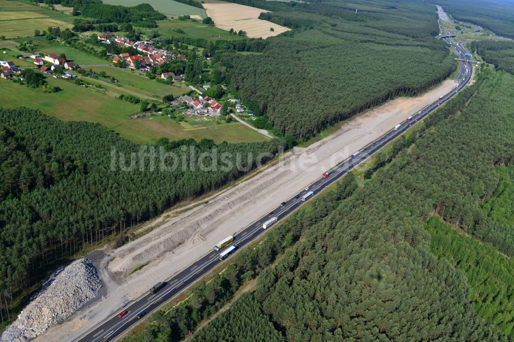 Dannenreich von oben - Ausbau und Verbreiterung der Streckenführung der Autobahn / Bundesautobahn BAB A12 / E30 bei Dannenreich im Bundesland Brandenburg