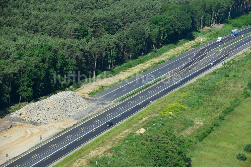 Dannenreich aus der Vogelperspektive: Ausbau und Verbreiterung der Streckenführung der Autobahn / Bundesautobahn BAB A12 / E30 bei Dannenreich im Bundesland Brandenburg