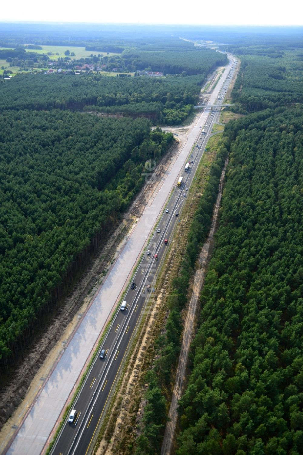 Friedersdorf aus der Vogelperspektive: Ausbau und Verbreiterung der Streckenführung der Autobahn / Bundesautobahn BAB A12 bei Friedersdorf am Berliner Ring in Brandenburg