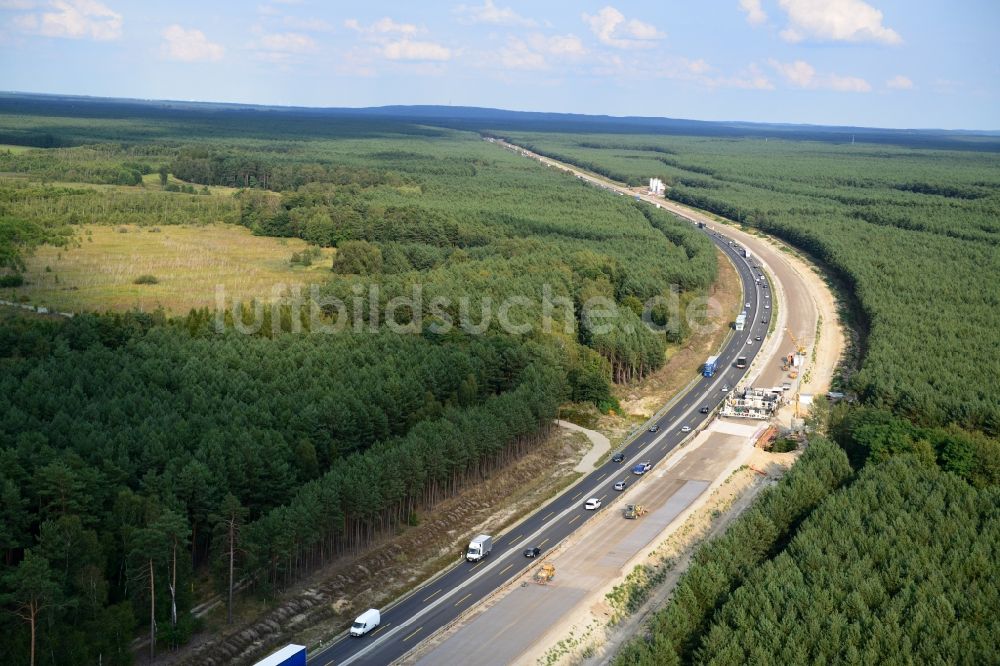 Luftaufnahme Friedersdorf - Ausbau und Verbreiterung der Streckenführung der Autobahn / Bundesautobahn BAB A12 bei Friedersdorf am Berliner Ring in Brandenburg