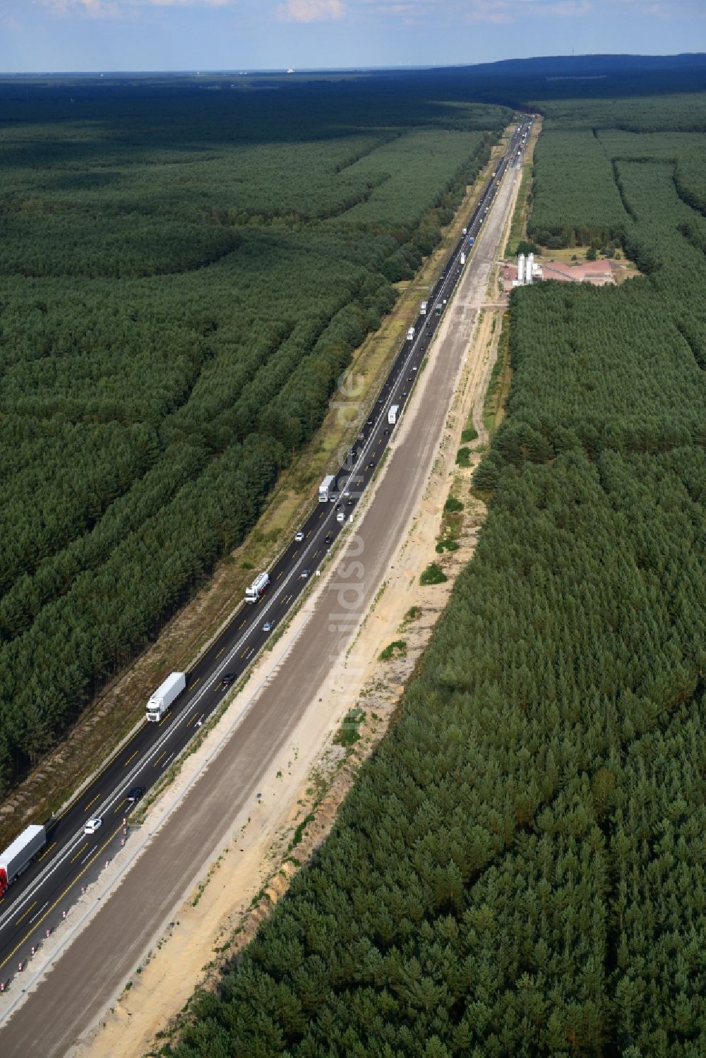 Friedersdorf von oben - Ausbau und Verbreiterung der Streckenführung der Autobahn / Bundesautobahn BAB A12 bei Friedersdorf am Berliner Ring in Brandenburg