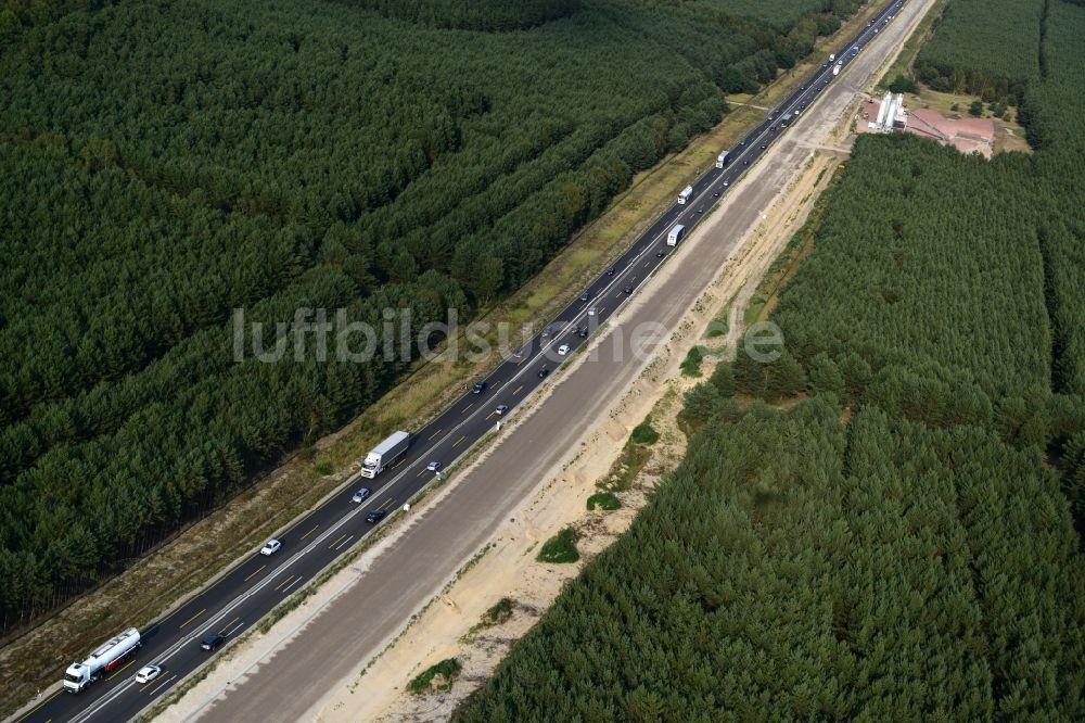 Friedersdorf aus der Vogelperspektive: Ausbau und Verbreiterung der Streckenführung der Autobahn / Bundesautobahn BAB A12 bei Friedersdorf am Berliner Ring in Brandenburg