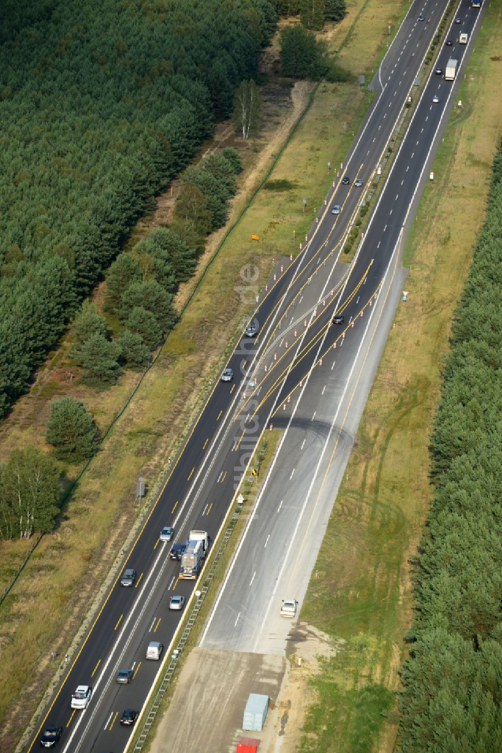 Luftaufnahme Friedersdorf - Ausbau und Verbreiterung der Streckenführung der Autobahn / Bundesautobahn BAB A12 bei Friedersdorf am Berliner Ring in Brandenburg