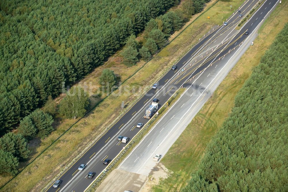 Friedersdorf von oben - Ausbau und Verbreiterung der Streckenführung der Autobahn / Bundesautobahn BAB A12 bei Friedersdorf am Berliner Ring in Brandenburg