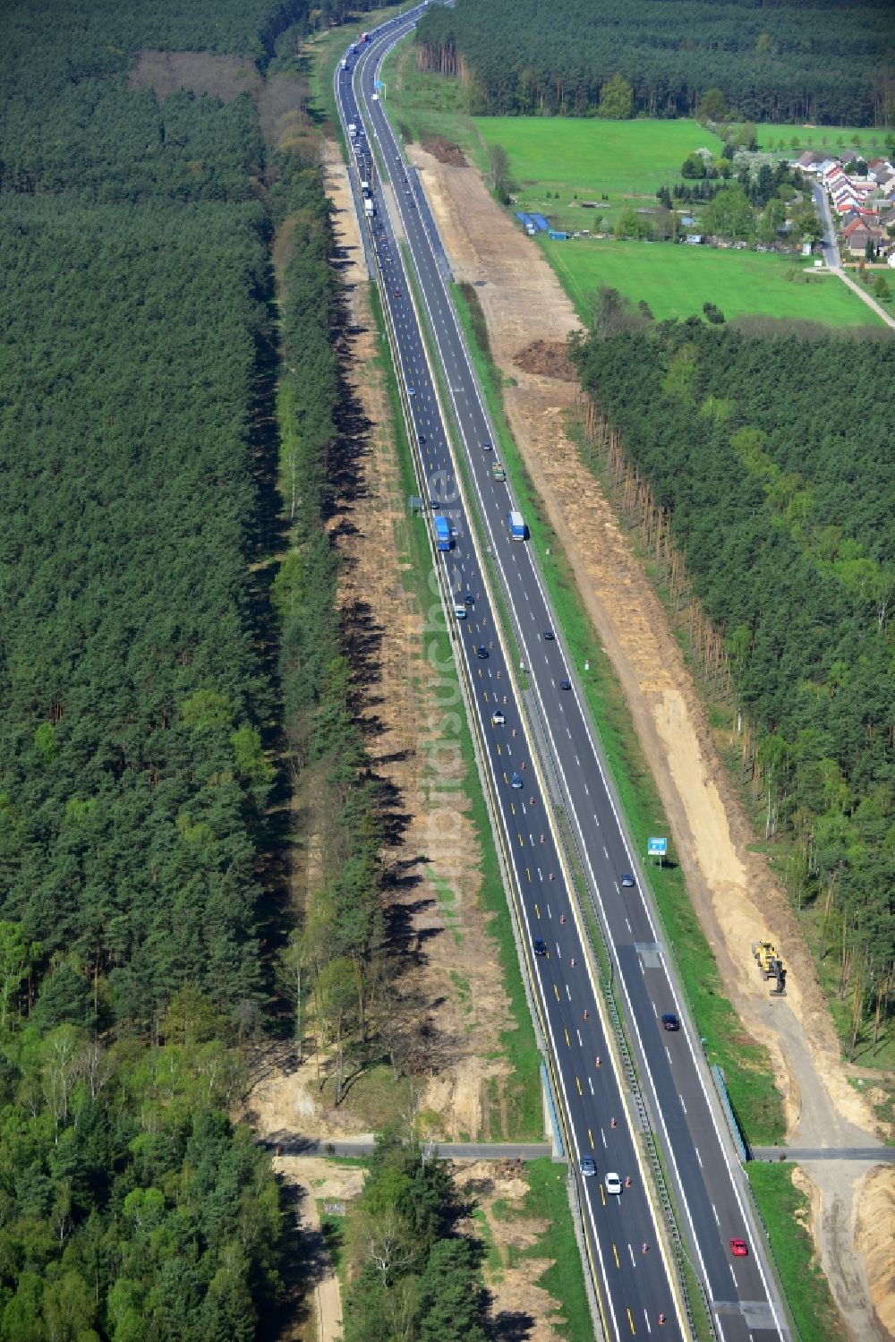 Markgrafpieske von oben - Ausbau und Verbreiterung der Streckenführung der Autobahn / Bundesautobahn BAB A12 / E30 bei Markgrafpieske im Bundesland Brandenburg