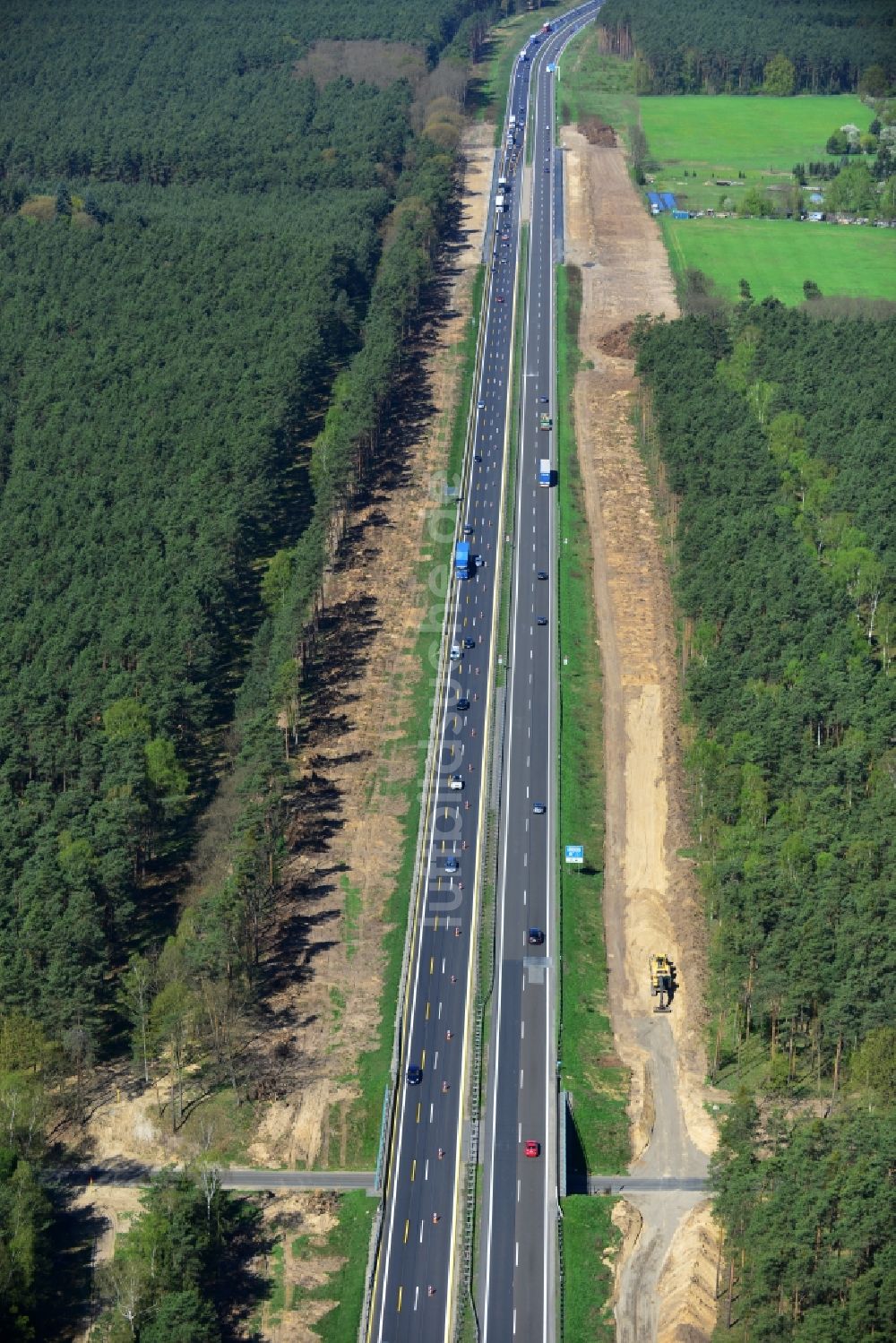 Markgrafpieske aus der Vogelperspektive: Ausbau und Verbreiterung der Streckenführung der Autobahn / Bundesautobahn BAB A12 / E30 bei Markgrafpieske im Bundesland Brandenburg