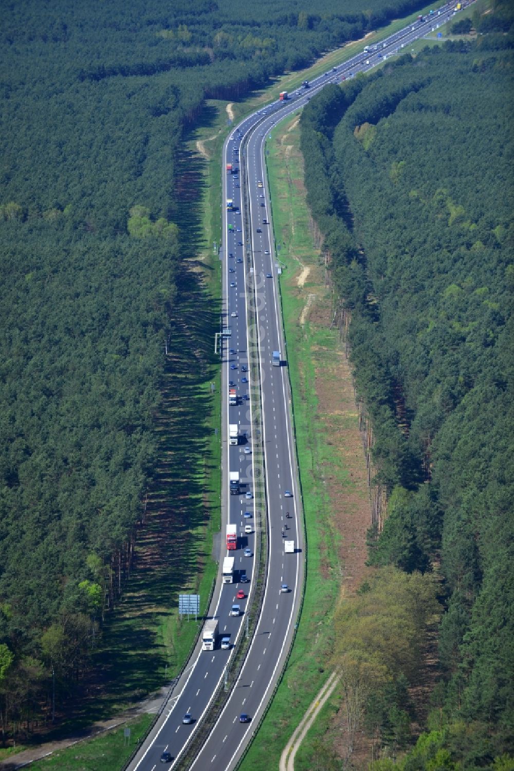 Markgrafpieske von oben - Ausbau und Verbreiterung der Streckenführung der Autobahn / Bundesautobahn BAB A12 / E30 bei Markgrafpieske im Bundesland Brandenburg