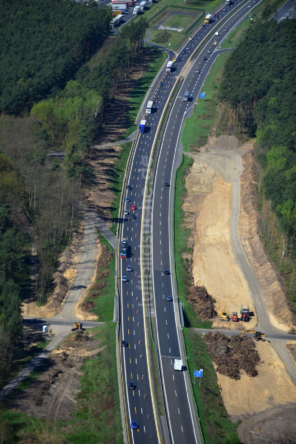 Markgrafpieske aus der Vogelperspektive: Ausbau und Verbreiterung der Streckenführung der Autobahn / Bundesautobahn BAB A12 / E30 bei Markgrafpieske im Bundesland Brandenburg