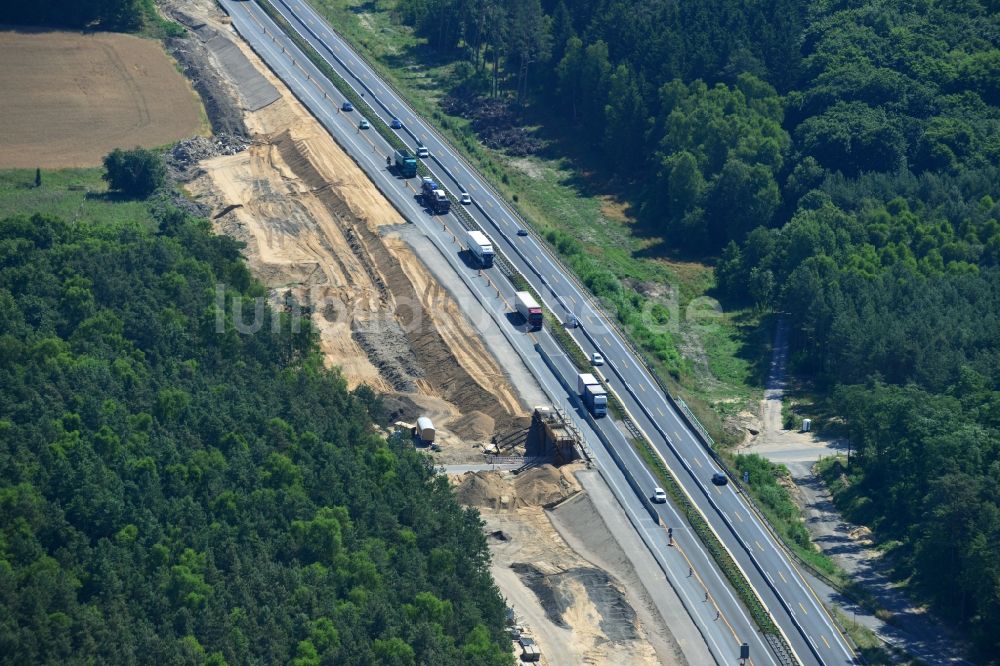 Markgrafpieske von oben - Ausbau und Verbreiterung der Streckenführung der Autobahn / Bundesautobahn BAB A12 / E30 bei Markgrafpieske im Bundesland Brandenburg