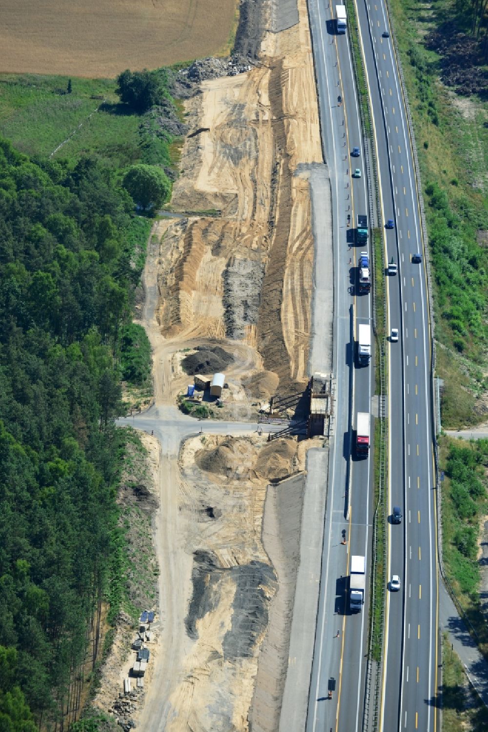 Markgrafpieske aus der Vogelperspektive: Ausbau und Verbreiterung der Streckenführung der Autobahn / Bundesautobahn BAB A12 / E30 bei Markgrafpieske im Bundesland Brandenburg