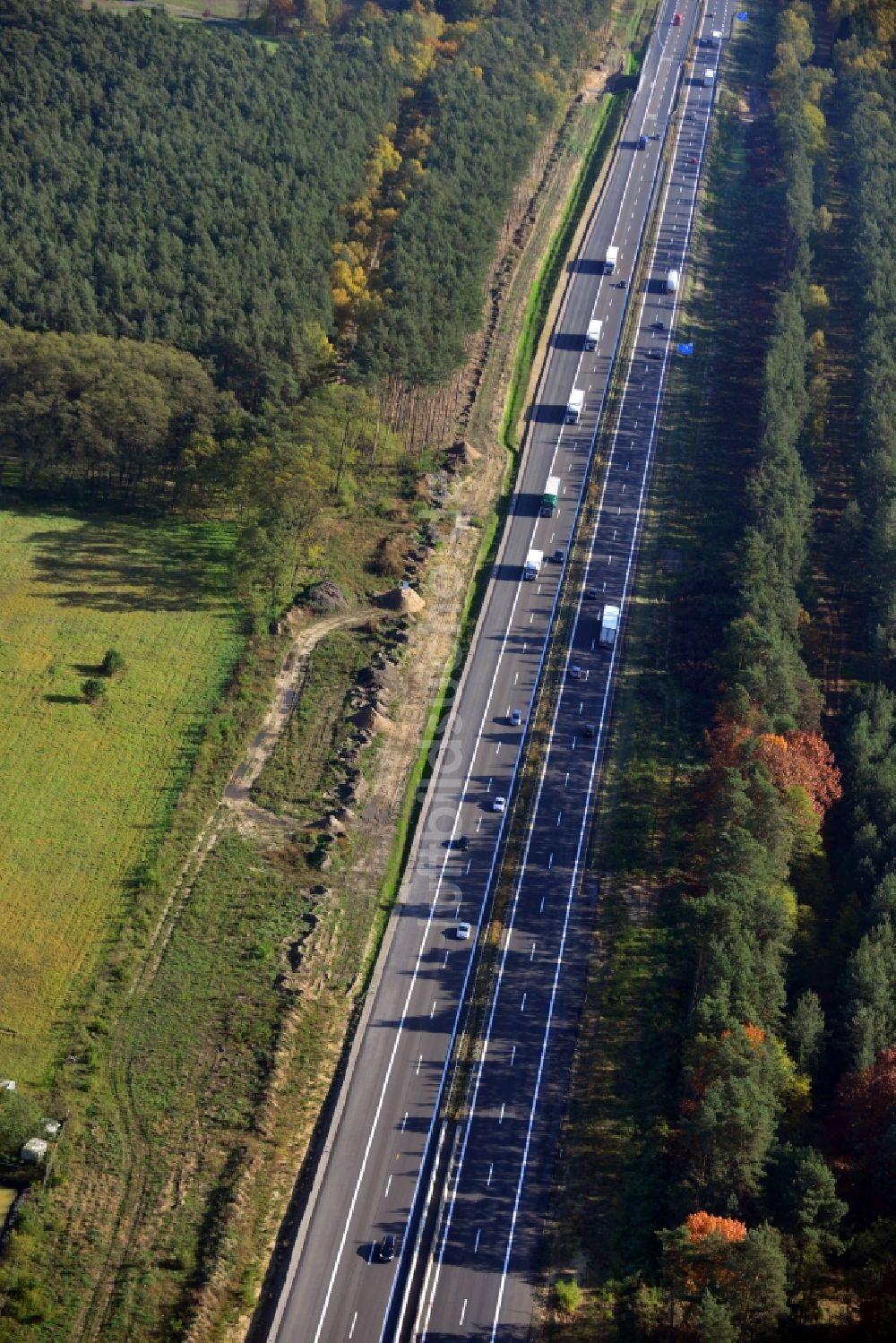 Markgrafpieske von oben - Ausbau und Verbreiterung der Streckenführung der Autobahn / Bundesautobahn BAB A12 / E30 bei Markgrafpieske im Bundesland Brandenburg