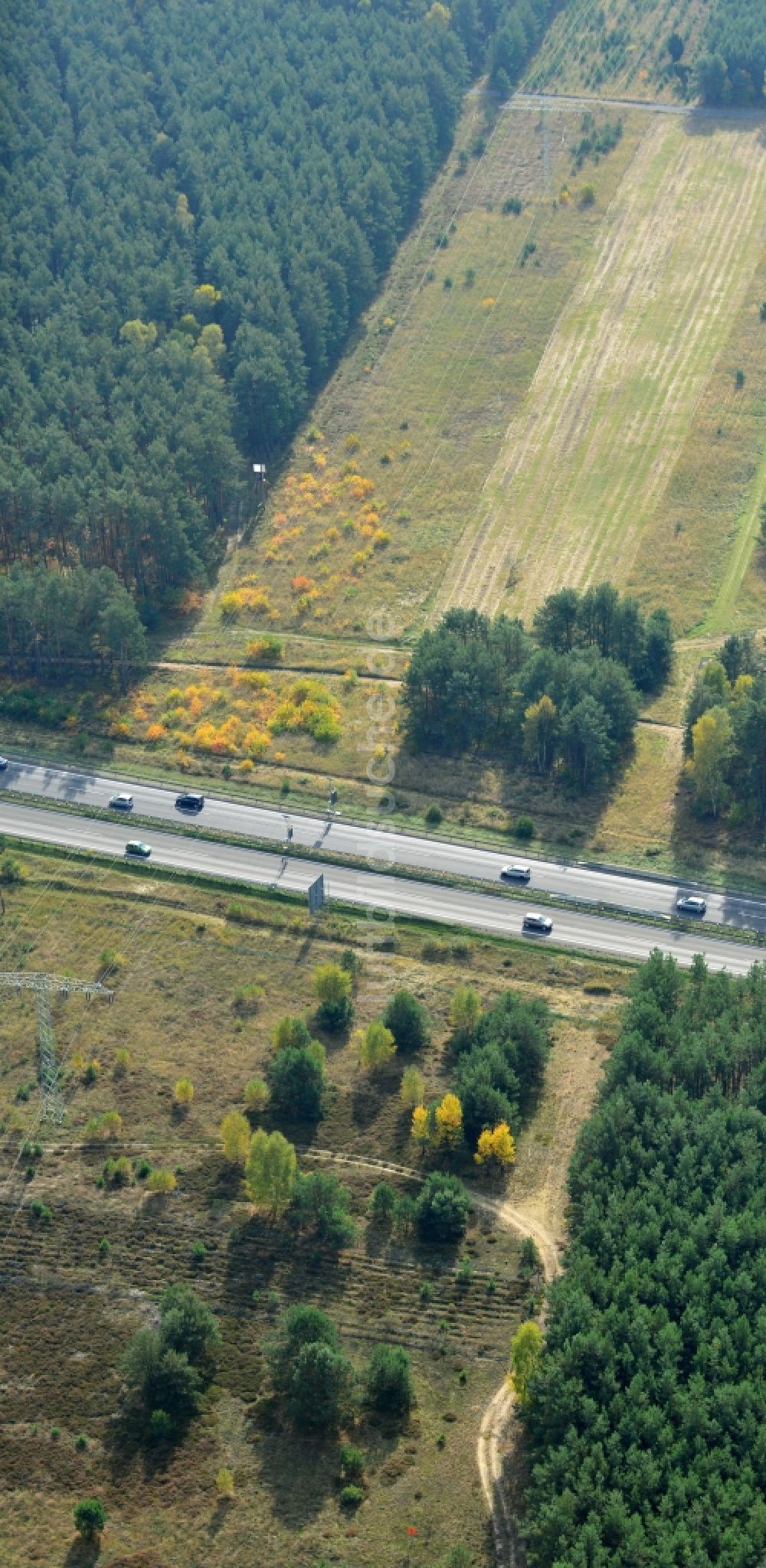 Markgrafpieske von oben - Ausbau und Verbreiterung der Streckenführung der Autobahn / Bundesautobahn BAB A12 / E30 bei Markgrafpieske im Bundesland Brandenburg